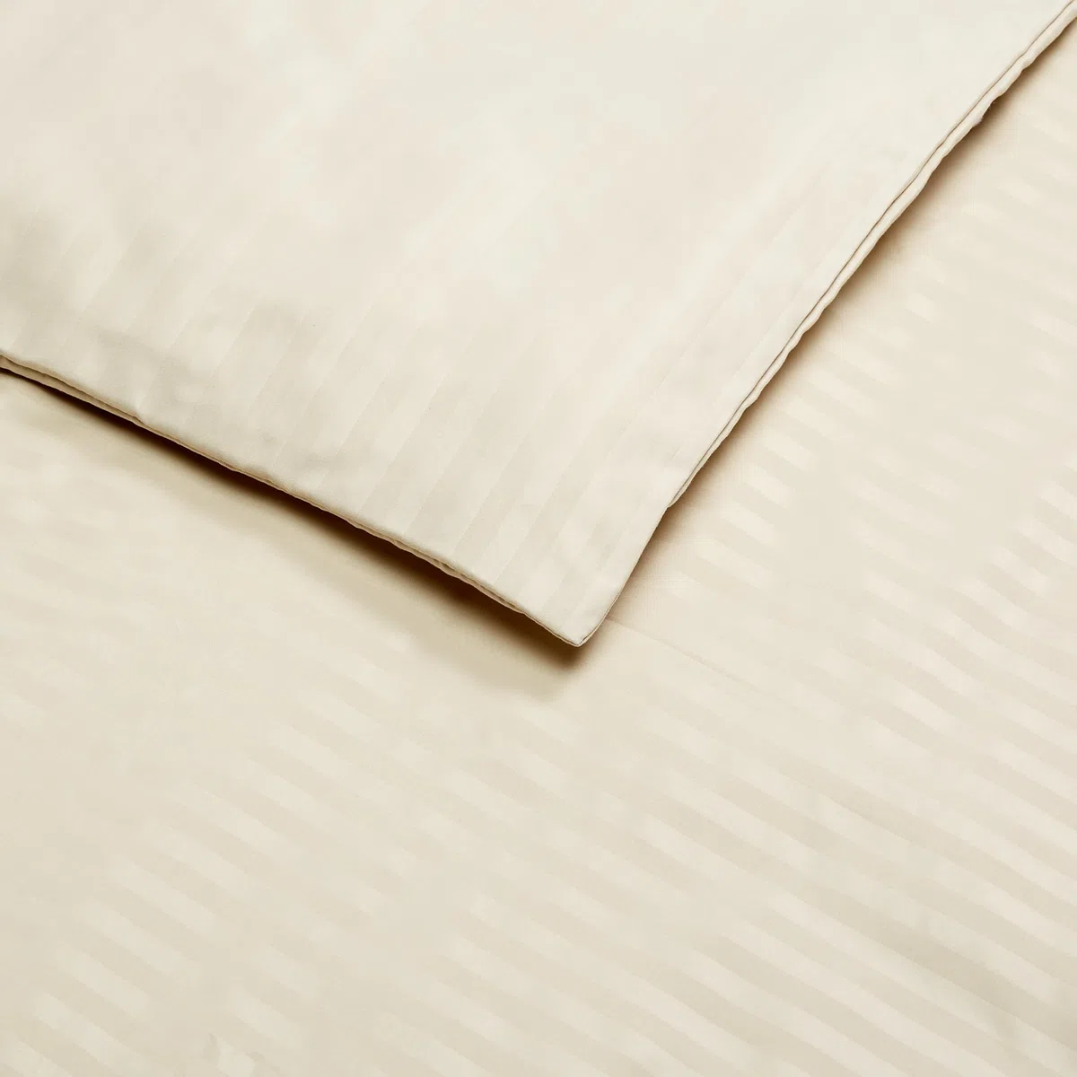 Amazon Basics Set copripiumino Matrimoniale in microfibra, 3 pezzi, copripiumino da 240 x 220 cm e 2 federe da 50 x 80 cm, beige, a righe