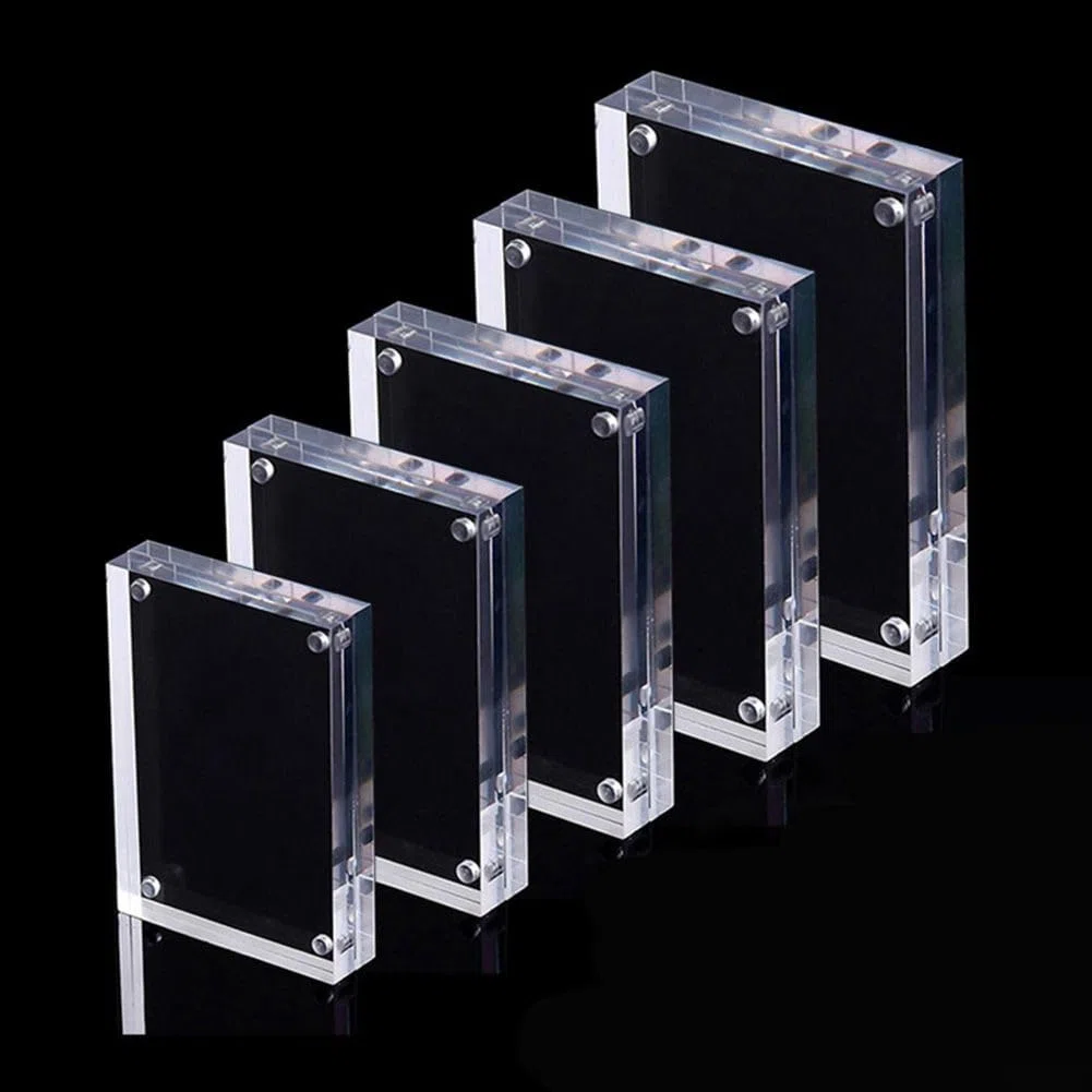 Portafoto in acrilico trasparente con un robusto sistema magnetico per un elegante display di foto sempre e ovunque. Migliora la decorazione della tua scrivania (12,8x17,8 cm)