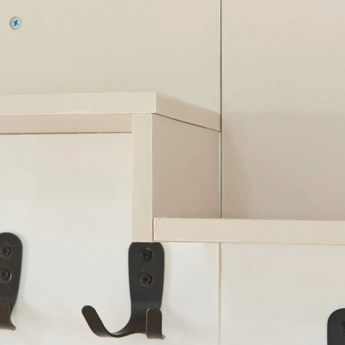 [en.casa] Appendiabiti da Parete con 2 Ripiani Aperti Mensola Attaccapanni a Muro con 5 Ganci Doppi in Metallo per Borse Cappotti 34 x 59 x 13 cm Ingresso Corridoio - Beige/Bianco