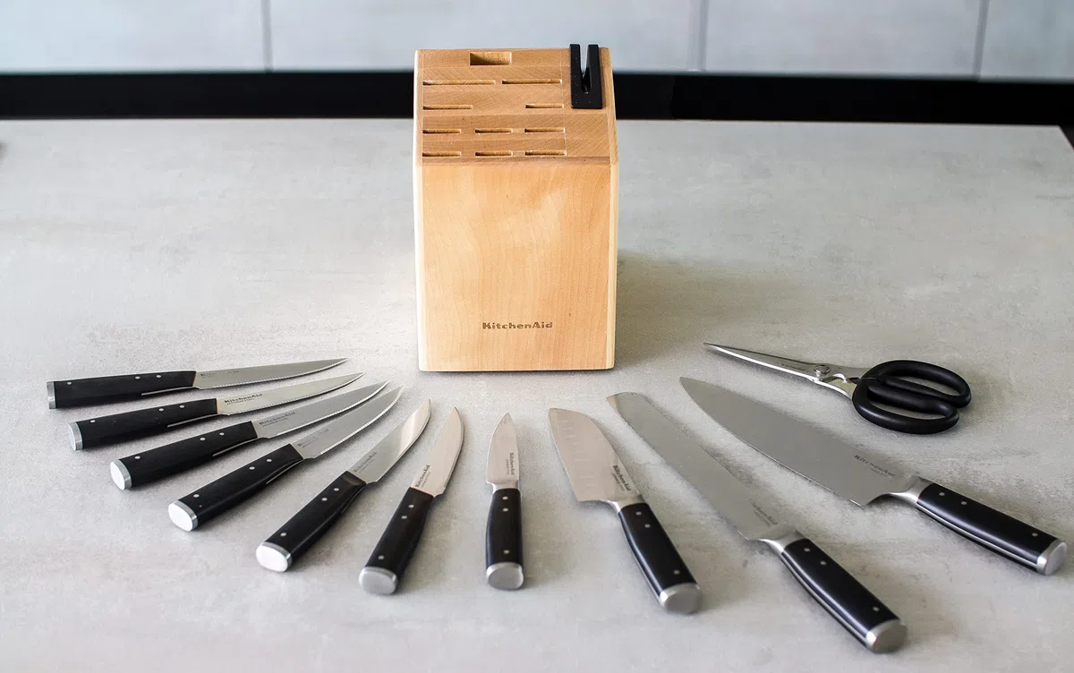 Kitchenaid Gourmet Set di Coltelli in Acciaio Giapponese da 11 Pezzi con Affilatore E Blocco in Legno di Betulla