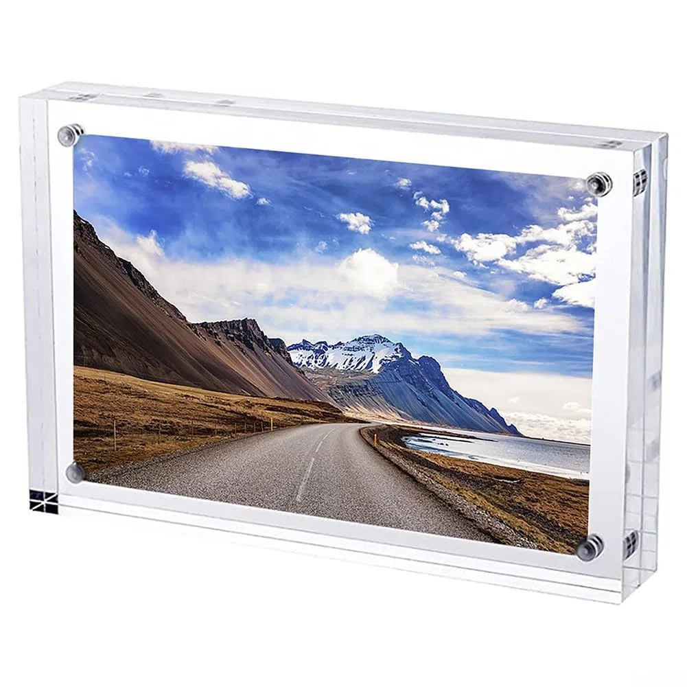 Portafoto in acrilico trasparente con un robusto sistema magnetico per un elegante display di foto sempre e ovunque. Migliora la decorazione della tua scrivania (12,8x17,8 cm)