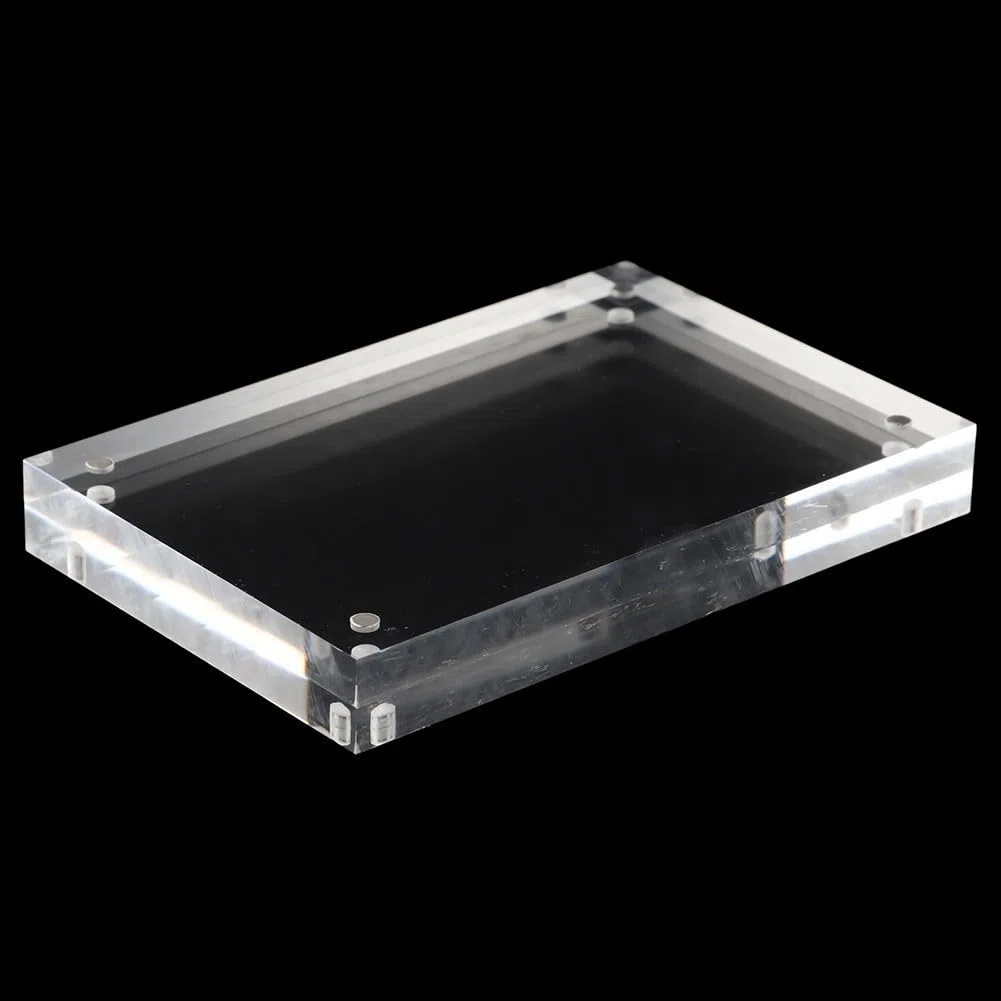 Portafoto in acrilico trasparente con un robusto sistema magnetico per un elegante display di foto sempre e ovunque. Migliora la decorazione della tua scrivania (12,8x17,8 cm)