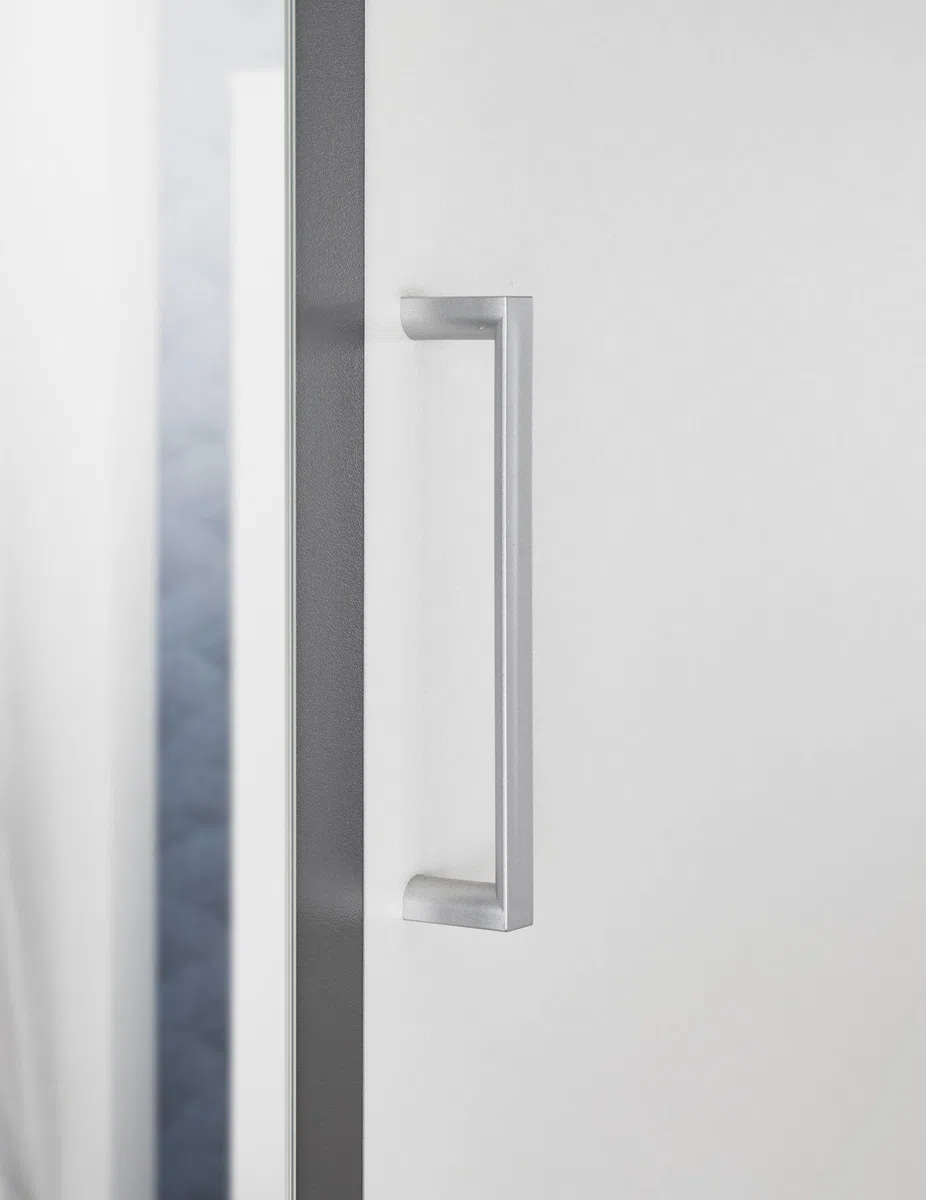 AVANTI TRENDSTORE Hanu - Armadio in legno laminato a 2 ante a battente in legno, 2 ante con specchio e 2 cassetti. Disponibile nel colore bianco/grafite. Dimensioni LxAxP 160x196x54 cm