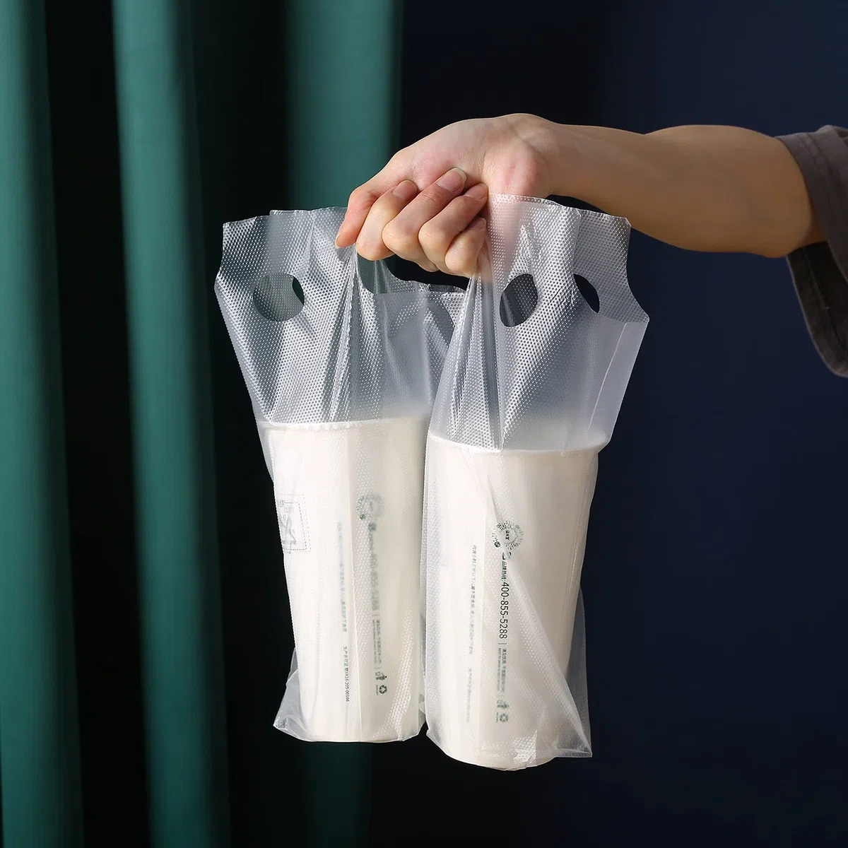 Porta bicchieri usa e getta, 2 bicchieri di plastica con maniglia, adatto per tazze da caffè per servizio di catering, sacchetti usa e getta per bevande calde e fredde (100 pezzi da 11,8 x