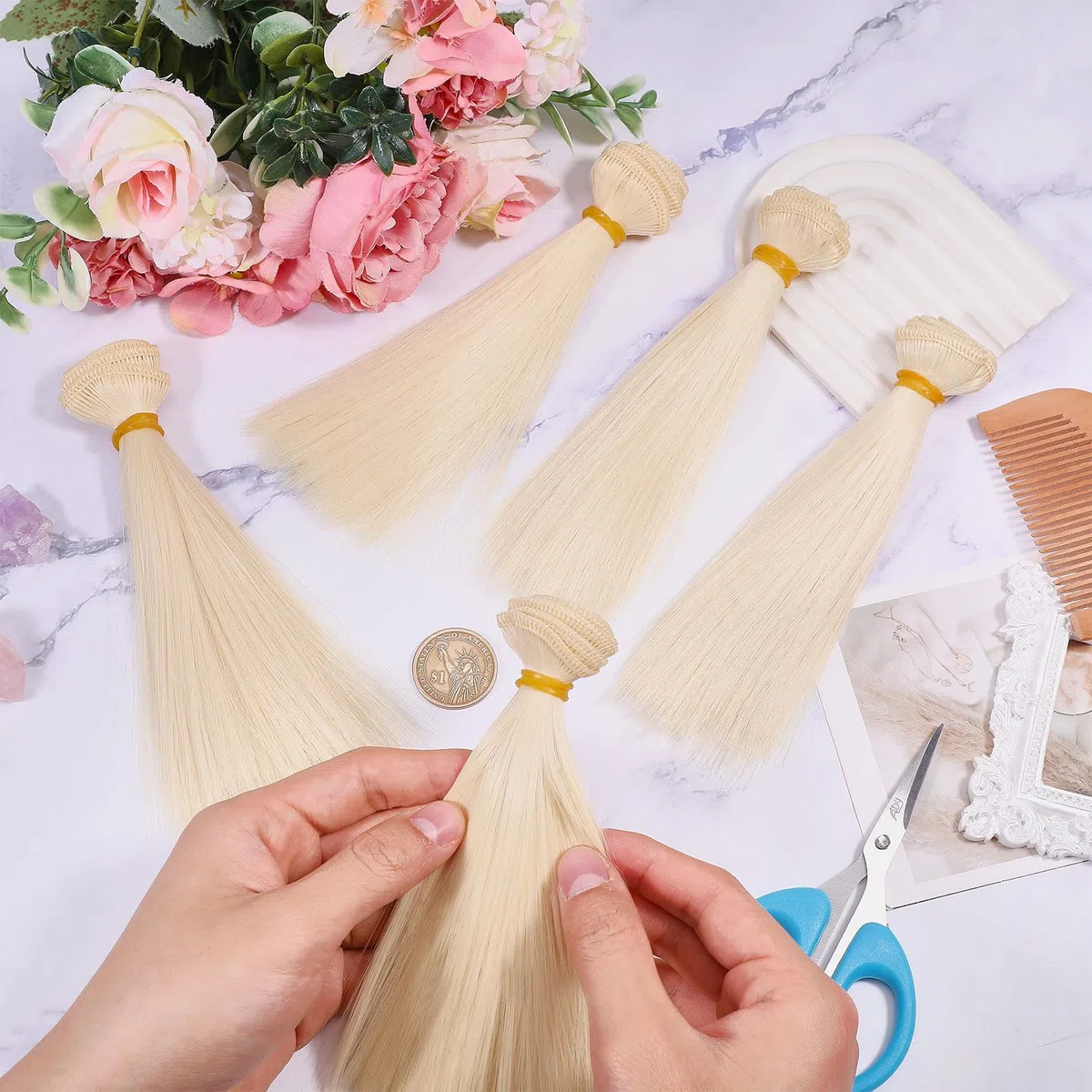 GLOBLELAND 6 pezzo di Parrucca per Bambola Giallo Chiaro Capelli Lisci Da 15cm Parrucche per Bambole Capelli Sintetici Spessi Flessibili e Morbidi Alla Moda e Accessori per La Creazione di Bambole