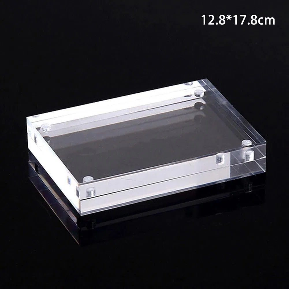 Portafoto in acrilico trasparente con un robusto sistema magnetico per un elegante display di foto sempre e ovunque. Migliora la decorazione della tua scrivania (12,8x17,8 cm)