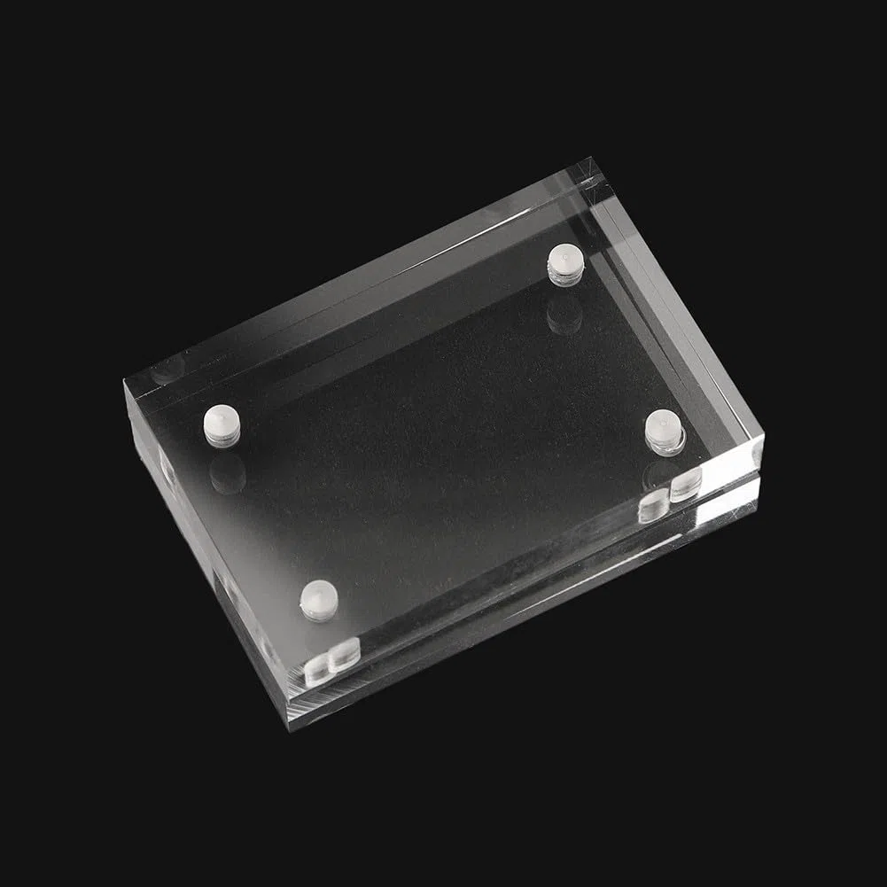 Portafoto in acrilico trasparente con un robusto sistema magnetico per un elegante display di foto sempre e ovunque. Migliora la decorazione della tua scrivania (12,8x17,8 cm)