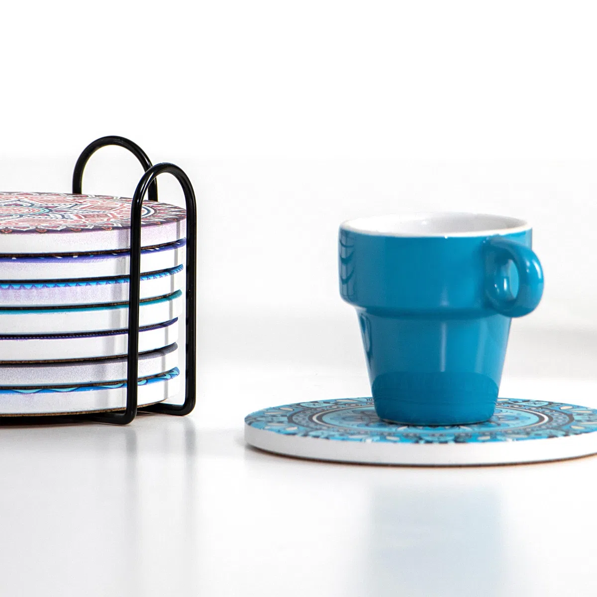 Set di 9 sottobicchieri con Supporto in Metallo - Sottobicchieri in Ceramica con Motivo Mandala e Retro in Sughero - Sottobicchieri Rotondi (8 Pezzi - sottobicchieri + Supporto)