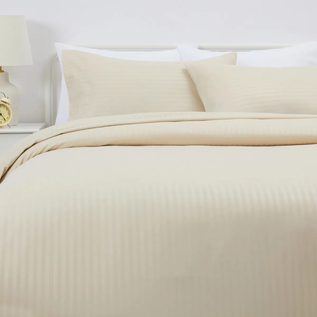 Amazon Basics Set copripiumino Matrimoniale in microfibra, 3 pezzi, copripiumino da 240 x 220 cm e 2 federe da 50 x 80 cm, beige, a righe